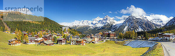 Panoramablick auf Arosa  Kanton Graubünden  Schweiz  Europa