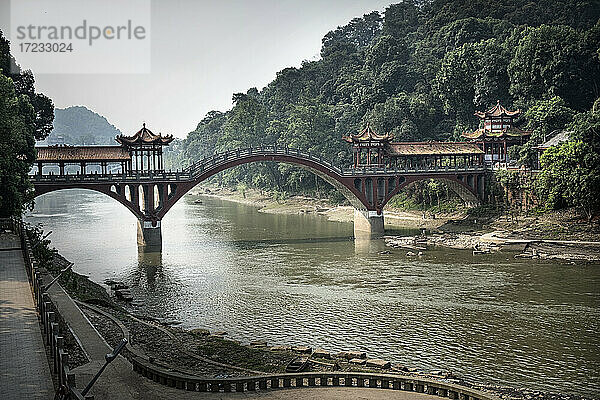 Traditionelle chinesische Brücke in Leshan  Sichuan  China  Asien