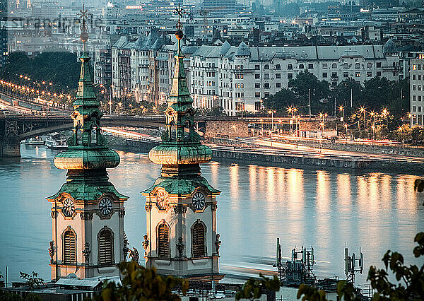 Blick über die Donau bei Nacht in Budapest  Ungarn  Europa