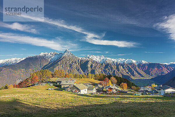 Erstaunliche Wolken über einem traditionellen Bergdorf  Valchiavenna  Lombardei  Italien  Europa