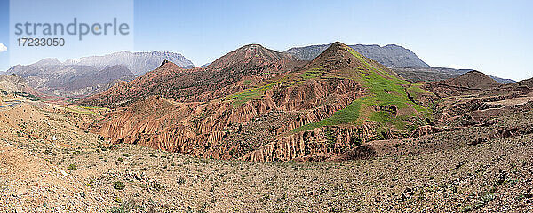 Panorama von Badland Felsformation in Bergen in Marokko  Nordafrika  Afrika