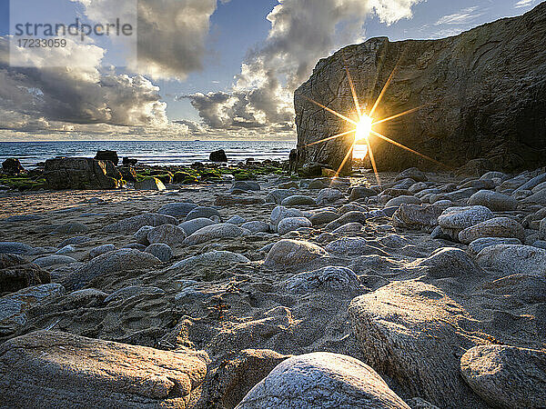 Sonnenausbruch  ausgerichtet auf den natürlichen Bogen von Port Blanc  Quiberon  Bretagne  Frankreich  Europa