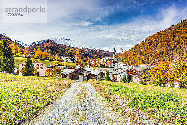 Traditionelles Schweizer Dorf namens Santa Maria im Val Mustair  Kanton Graubünden  Schweiz  Europa
