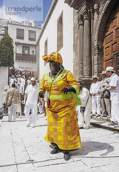 La Negra Tomasa Tanz während der Los Indianos Karneval Party am Plaza de Espana in Santa Cruz de La Palma  Kanarische Inseln  Spanien  Europa