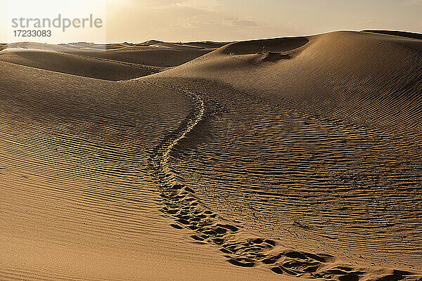 Fußspuren-Pfad zwischen den Sanddünen der Sahara-Wüste  Merzouga  Marokko  Nordafrika  Afrika