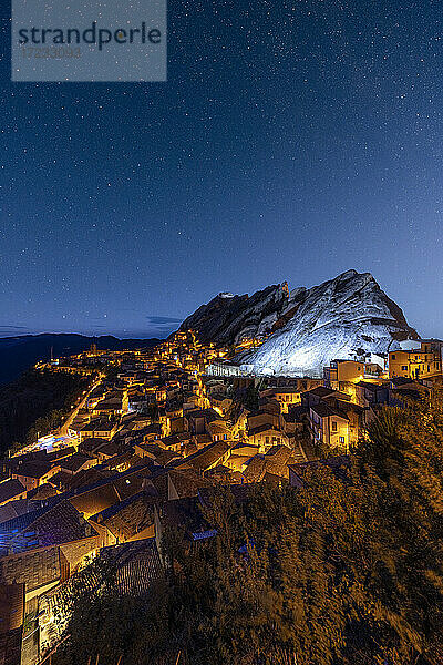 Sterne am Nachthimmel über der mittelalterlichen Stadt Pietrapertosa  Dolomiti Lucane  Provinz Potenza  Basilikata  Italien  Europa