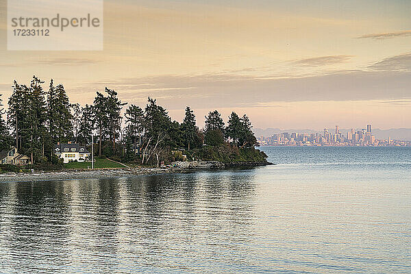 Bainbridge Island bei Sonnenuntergang  mit Seattle Stadtbild im Hintergrund  Seattle  Kitsap county  Washington State  Vereinigte Staaten von Amerika  Nordamerika