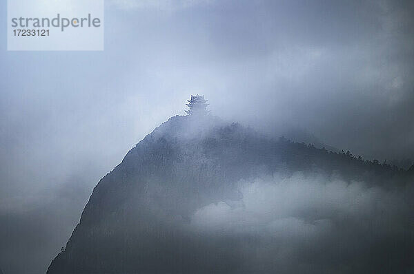 Dunstige Pagode im Nebel auf dem Gipfel von Emeishan  Sichuan  China  Asien