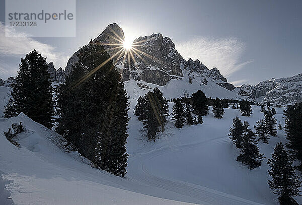 Dolomiten verschneite Winterlandschaft der Sass die Putia mit einem Sonnenstern zwischen Felsen  Trentino-Südtirol  Italien  Europa