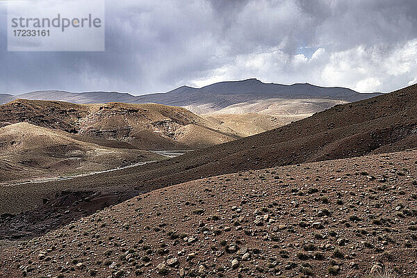 Felsenpanorama des hohen Atlasgebirges in Marokko mit bewölktem Himmel  Marokko  Nordafrika  Afrika