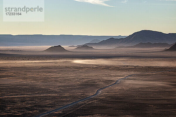 Felswüste bei Sonnenaufgang  aufgenommen von einer Heißluftballonfahrt  Namibia  Afrika