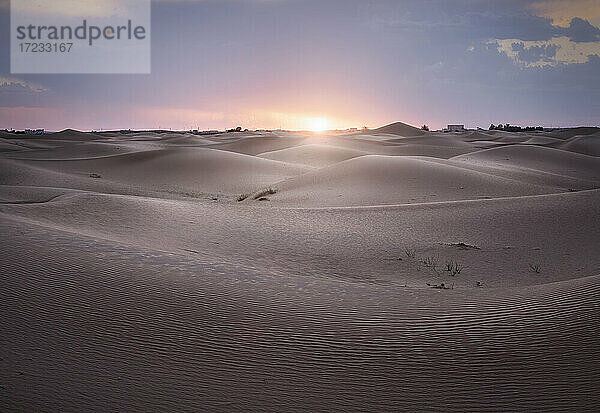 Sonnenuntergang über Sahara-Wüste Sanddünen  Merzouga  Marokko  Nordafrika  Afrika
