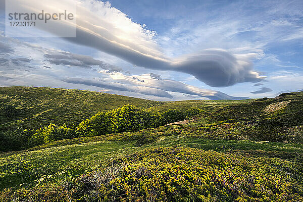 Linsenförmige Wolken auf dem Berg Cusna  Berg Cusna  Appeninen  Emilia Romagna  Italien  Europa