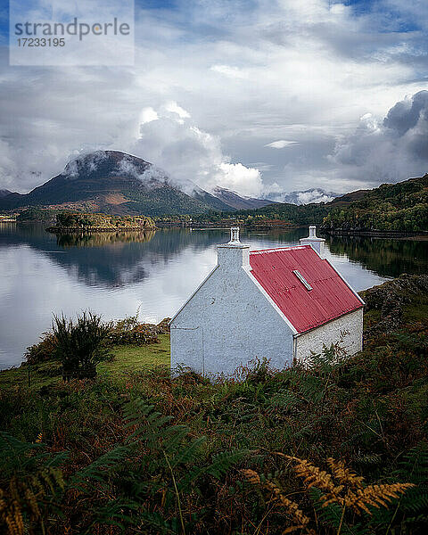 Cottage mit rotem Dach am Loch Shieldaig  Wester Ross  Schottland  Vereinigtes Königreich  Europa