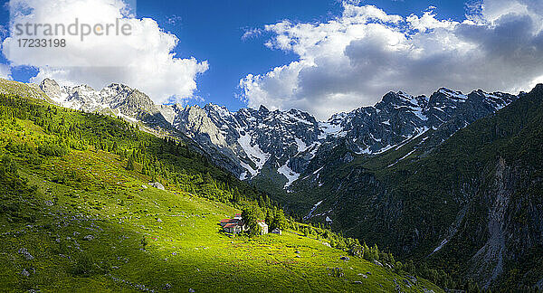 Alte Hüttengruppe von der Sonne beleuchtet  Val d'Arigna  Valtellina  Orobie Alpen  Lombardei  Italien  Europa