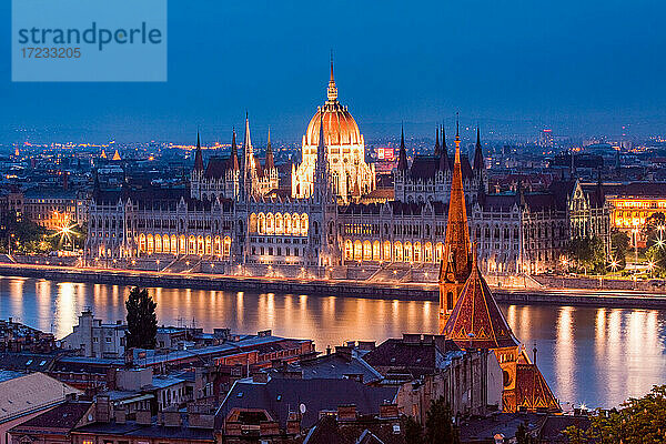 Das ungarische Parlamentsgebäude und die Donau bei Nacht  UNESCO-Weltkulturerbe  Budapest  Ungarn  Europa