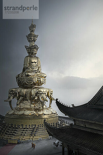 Goldener Gipfel Buddhistischer Schrein erhält seinen Namen von dieser riesigen goldenen Statue von Puxian (Samantabhadra)  Emeishan  Sichuan  China  Asien