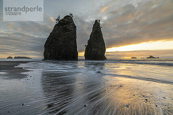 Sonnenuntergang am Rialto Beach  La Push  Clallam county  Bundesstaat Washington  Vereinigte Staaten von Amerika  Nordamerika