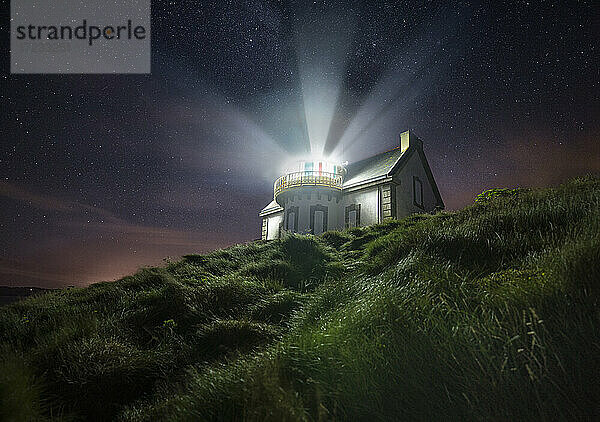 Nachtaufnahme am Leuchtturm Phare du Millier  Finistere  Bretagne  Frankreich  Europa