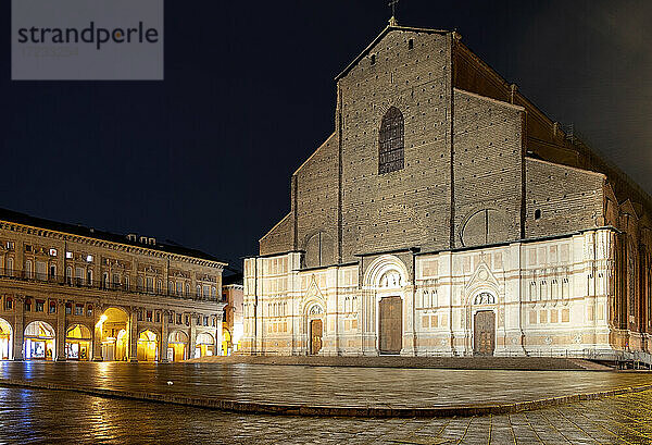 Basilika von San Petronio bei Nacht auf der Piazza Maggiore im historischen Zentrum von Bologna  Bologna  Emilia Romagna  Italien  Europa