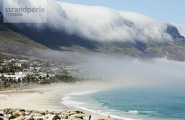 Camps Bay mit morgendlichem Meeresnebel  Westkap  Südafrika  Afrika