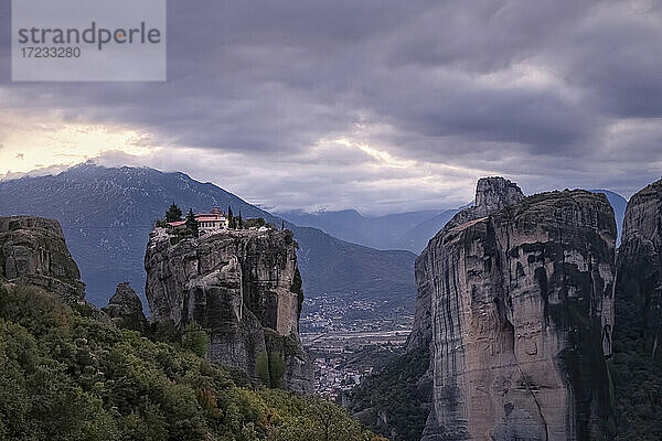 Aghia Triada Meteora-Kloster an einem bewölkten Abend  UNESCO-Weltkulturerbe  Thessalien  Griechenland  Europa