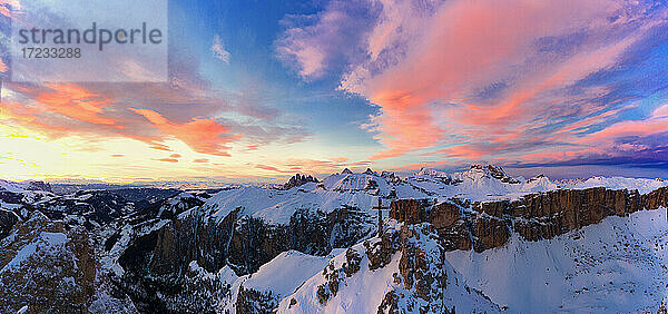 Rosa Wolken am Himmel bei Sonnenuntergang über Gran Cir und Geisler Berge mit Schnee im Winter bedeckt  Dolomiten  Südtirol  Italien  Europa