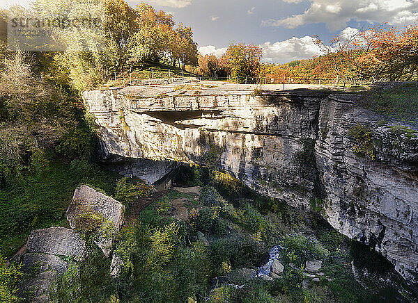 Ponte di Veja  ein großer natürlicher Bogen in Lessinia  Lessinia  Veneto  Italien  Europa