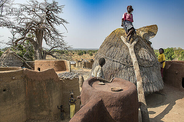 Alte Batammariba-Frau  die im Kornspeicher auf ihrem Takienta steht  dem traditionellen Erdturmhaus der Region Koutammakou  La Kara  Togo  Westafrika  Afrika