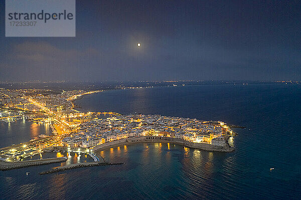 Luftaufnahme der Küstenstadt Gallipoli bei Nacht beleuchtet  Provinz Lecce  Salento  Apulien  Italien  Europa