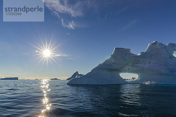 Sonnenaufgang auf Eisberg in De Dodes Fjord (Fjord der Toten)  Baffin Bay  Grönland  Polarregionen
