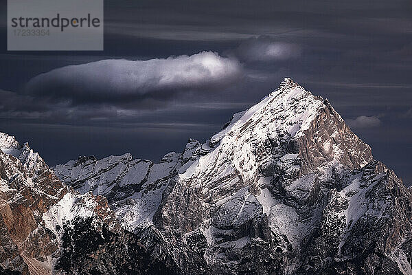 Antelao Berge mit Schnee und eine einsame Wolke  Dolomiten  Trentino-Südtirol  Italien  Europa