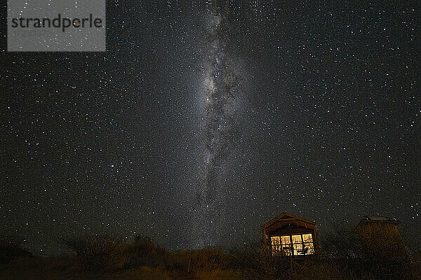 Südhemisphäre Milchstraße und eine kleine beleuchtete Hütte  Namibia  Afrika