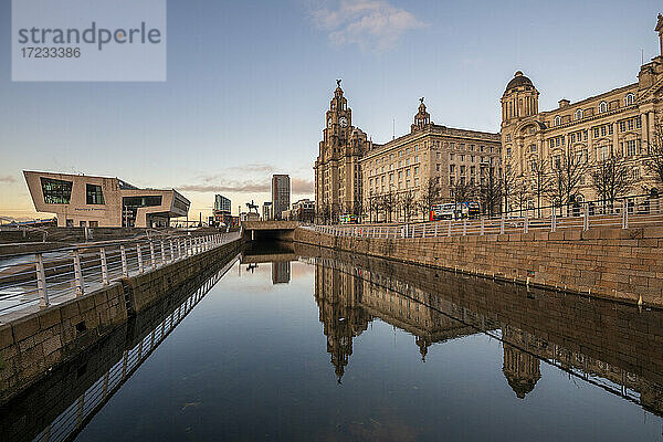 Reflektionen des Pier Head am Hafen von Liverpool  UNESCO-Weltkulturerbe  Liverpool  Merseyside  England  Vereinigtes Königreich  Europa