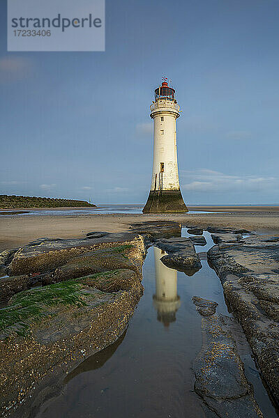 Perch Rock Lighthouse spiegelt sich im Rockpool  New Brighton  Cheshire  England  Vereinigtes Königreich  Europa