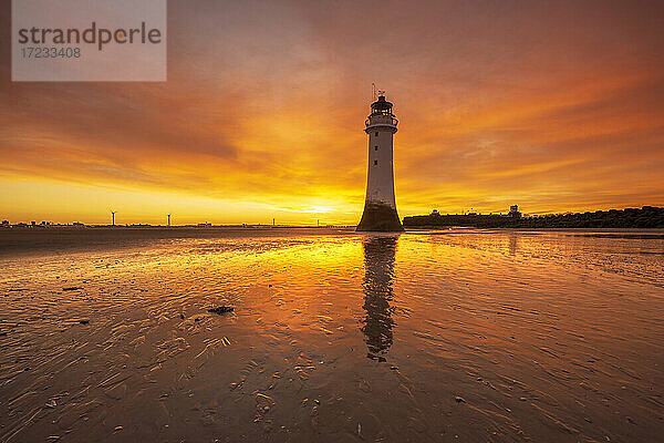 Perch Rock Lighthouse mit dramatischem Sonnenaufgang  New Brighton  Cheshire  England  Vereinigtes Königreich  Europa