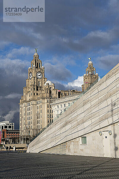 Das ikonische Liver Building am Pier Head  UNESCO-Weltkulturerbe  Liverpool  Merseyside  England  Vereinigtes Königreich  Europa