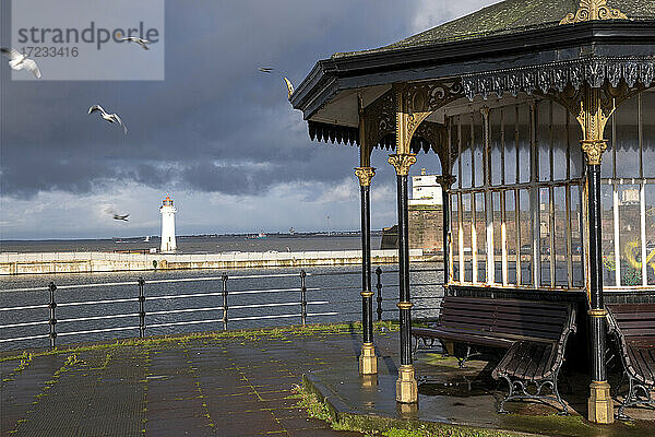 Perch Rock Lighthouse und der Marine Lake  New Brighton  Cheshire  England  Vereinigtes Königreich  Europa