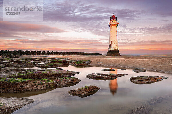 Perch Rock Leuchtturm bei Sonnenaufgang  New Brighton  Cheshire  England  Vereinigtes Königreich  Europa