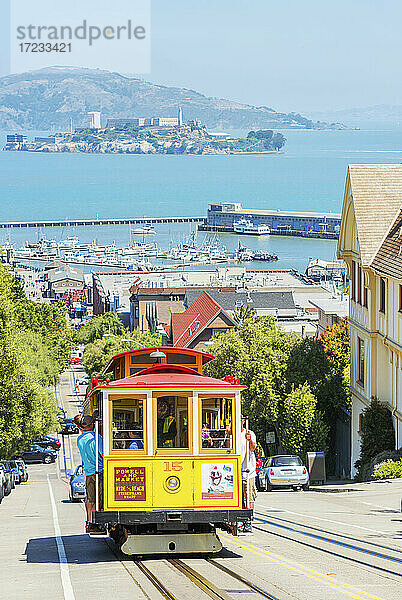 Powell-Hyde Line Cable Car mit Alcatraz Island im Hintergrund  San Francisco  Kalifornien  Vereinigte Staaten von Amerika  Nordamerika