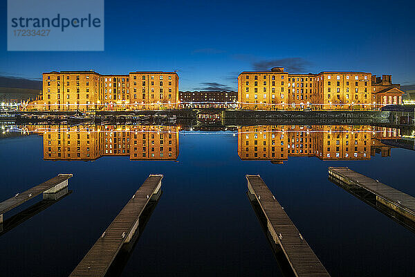 Das Royal Albert Dock mit perfekten Reflektionen bei Nacht  UNESCO-Weltkulturerbe  Liverpool  Merseyside  England  Vereinigtes Königreich  Europa