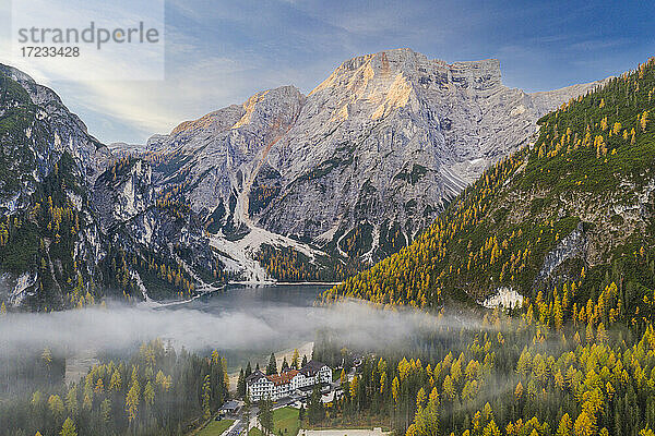 Pragser Wildsee in den italienischen Dolomiten  Trento-Südtirol  Italien  Europa