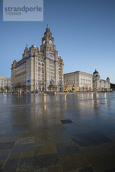 Die drei Grazien spiegeln sich auf dem Pier Head  UNESCO-Weltkulturerbe  Liverpool  Merseyside  England  Vereinigtes Königreich  Europa