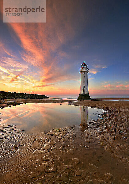 Perch Rock Lighthouse reflektiert bei Sonnenuntergang  New Brighton  Cheshire  England  Vereinigtes Königreich  Europa