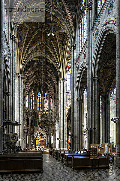 Das Innere der Votivkirche in Wien  Österreich  Europa