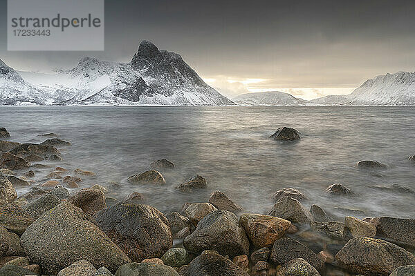 Schneebedeckte Berge in der Nähe von Stonglandseidet auf der Insel Senja  Troms og Finnmark  Norwegen  Skandinavien  Europa