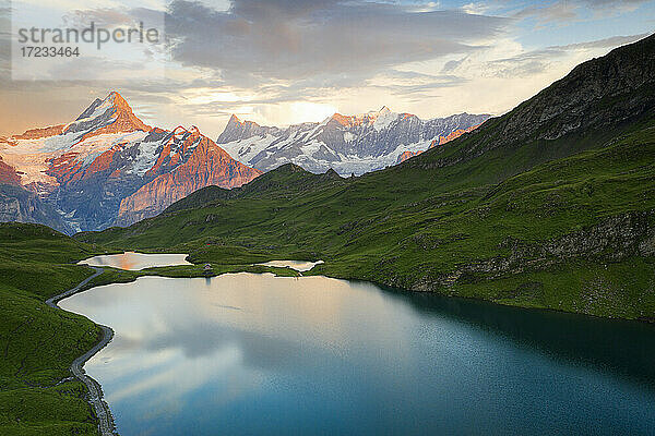 Schreckhorn und Finsteraarhorn-Gipfel spiegeln sich im Bachalpsee bei Sonnenuntergang  Grindelwald  Berner Oberland  Schweiz  Europa