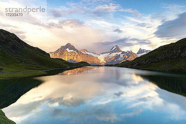 Schreckhornberg und Bachalpsee bei Sonnenuntergang  Grindelwald  Berner Oberland  Kanton Bern  Schweiz  Europa