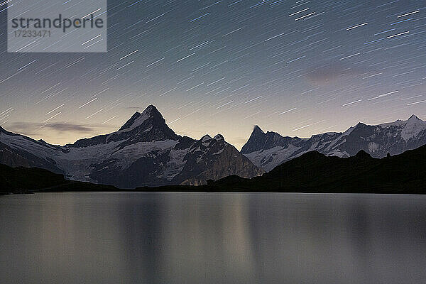 Sternspur am Nachthimmel über dem Bachalpsee  Grindelwald  Berner Oberland  Kanton Bern  Schweiz  Europa