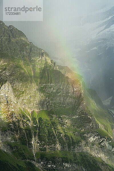 Regenbogen über dem majestätischen Berg Wetterhorn im Sommer  Luftaufnahme  Grindelwald  Berner Alpen  Kanton Bern  Schweiz  Europa